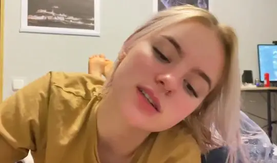 A blonde in clothes puts her mouth to record a homemade blowjob close-up